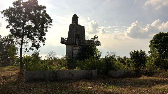 Makam tua di perladangan jagung yang menjadi lokasi penemuan korban pembunuhan, Nuariati Sinurat, di Desa Aek Nauli, Kecamatan Pangururan, Kabupaten Samosir, masih dipasangi garis kuning polisi pada Minggu (8/3/2026) petang.