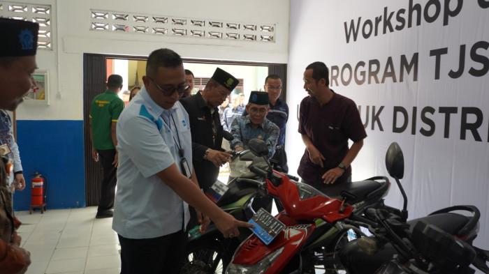 Manager Komunikasi dan TJSL PLN UID Sumut bersama Kepala Sekolah