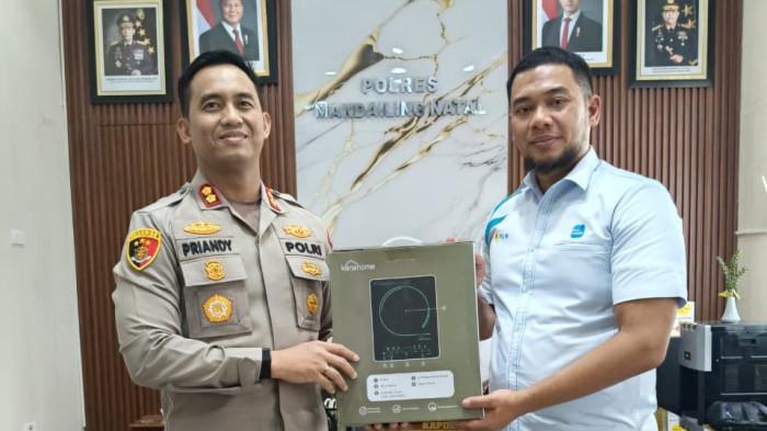 Manager PLN UP3 Padangsidimpuan, Irham Sofwan (kanan) menyampaikan kompor listrik