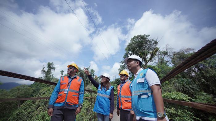 Manager ULP Brastagi, Theresia Hutagalung saat memberikan