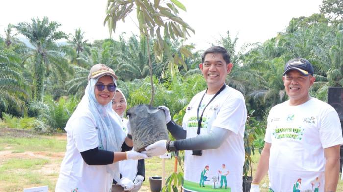 Manager UP3 Sibolga (tengah) menyerahkan bibit pohon