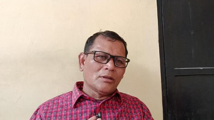 MAHASISWI TEWAS - Mangatur Naibaho, anggota DPRD Tebingtinggi ketika diwawancarai soal kematian anaknya, Maria Agustina Naibaho, di RS Bhayangkara TK II Medan, Jalan KH Wahid Hasyim, Jumat (13/3/2026). Ia tampak sedih meratap ke arah peti jenazah putrinya.