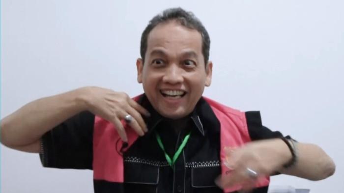 DITAHAN - Mantan Camat Medan Polonia Irfan Asardi Siregar, saat diamankan oleh Kejaksaan Medan beberapa waktu lalu.