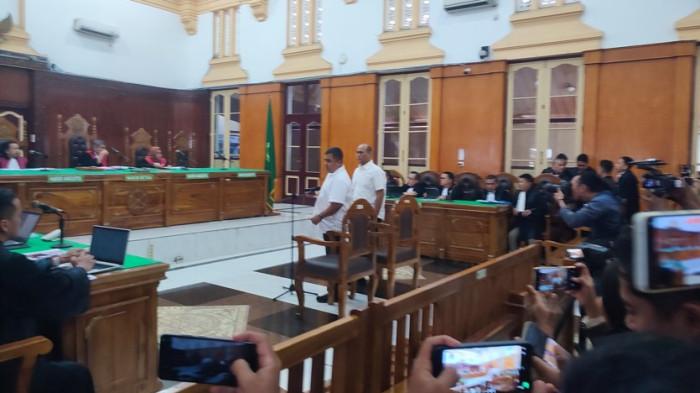 SIDANG TOPAN GINTING - Mantan Kepala Dinas PUPR Sumatera Utara Topan Ginting menjalani sidang perdana kasus korupsi jalan Sumut, di Pengadilan Negeri Medan, Rabu (19/11/2025).
