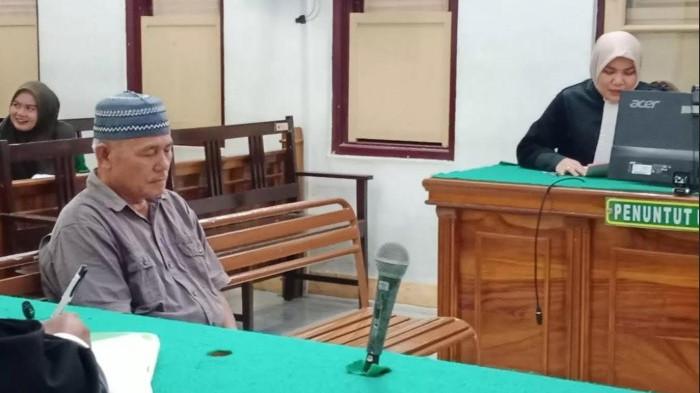 KASUS KORUPSI - Mantan Penjabat (Pj) Kepala Desa Bangai saat mengikuti sidang vonis dalam kasus korupsi di Pengadilan negeri Medan