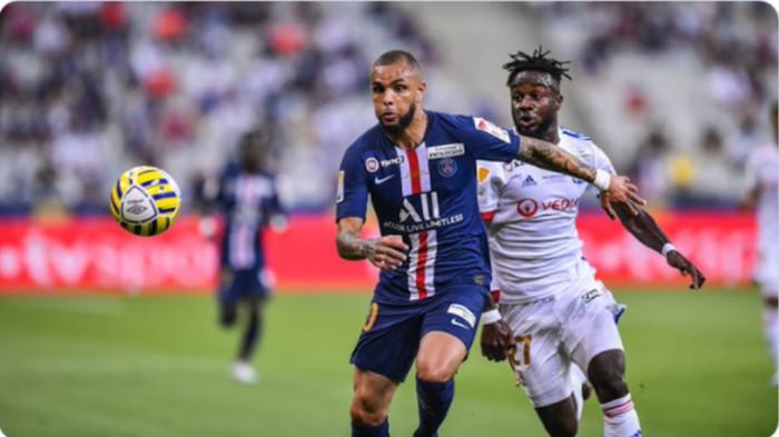 DIRUMORKAN KE PERSIB - Bek Paris Saint-Germain, Layvin Kurzawa (kiri) saat berduel dengan pemain Olympique Lyon, Maxwel Cornet di laga final Piala Liga Prancis.