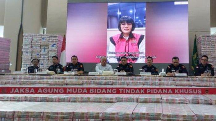 Marcella Santoso bersama uang sitaan dari kasus ekspor crude palm oil (CPO) saat ditampilkan oleh Kejaksaan Agung, Jakarta, Selasa (17/6/2025). Total Kejaksaan Agung menyita Rp 11,8 triliun. (Kompas.com/Shela Octavia)