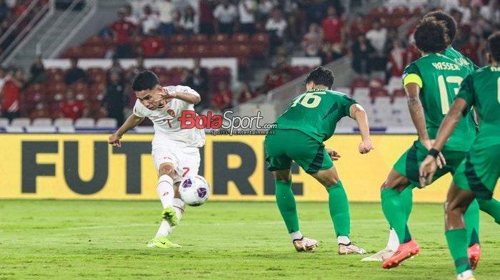 DUEL DI PUTARAN 3 - Marselino Ferdinan (kiri)  menendang bola pada laga babak penyisihan grup C putaran 3 Kualifikasi Piala Dunia 2026 zona Asia timnas Indonesia versus timnas Arab Saudi di Stadion Utama Gelora Bung Karno, Senayan, Jakarta, Selasa (19/11/2024). 2 gol Marcelino tanpa balas Arab, menangkan Indonesia. Kedua tim akan bertemu lagi di putaran 4
