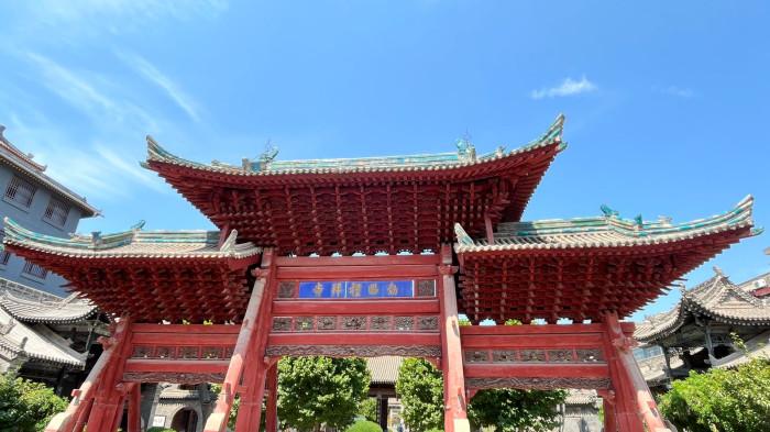 MASJID TUA: Masjid Agung Xian merupakan masjid tertua di Tiongkok yang didesain tradisional China berpadu dengan ornamen Islam. Masjid ini mampu menampung 1000 Jemaah saat salat berjemaah.