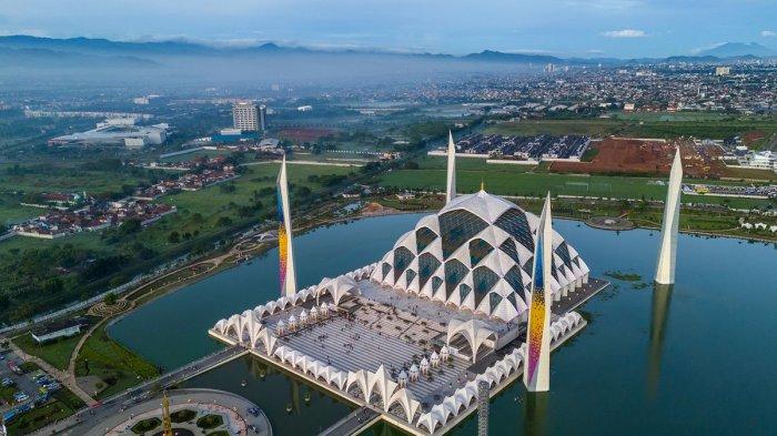 Penampakan Masjid Raya Al Jabbar di Gedebage, Bandung, yang memiliki total luas lahan sekitar 25–26 hektar, (27/12/2025). (KOMPAS.com/ANGGARA WIKAN PRASETYA)