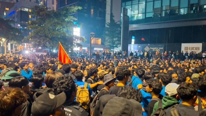 DEMO: Massa aksi mahasiswa dari berbagai universitas masih bertahan di Jalan Jenderal Sudirman hingga Jumat (12/6/2026) malam. (KOMPAS.com/Ridho Danu Prasetyo)