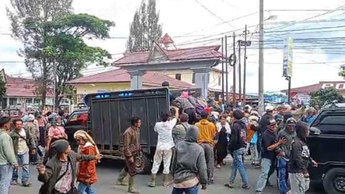 Massa menggeruduk dan melempari Polres Dairi, Rabu (12/11/2025) pagi tadi. Mereka meminta tersangka dugaan pengerusakan PT Gruti dibebaskan.