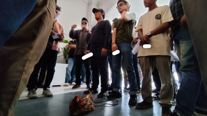 Massa unjukrasa yang mengatasnamakan himpunan aliansi mahasiswa Asahan (Hamas) menggeruduk kantor DPRD Asahan untuk meminta tunjangan DPRD Asahan di kurangi dana ditiadakan, Kamis (4/9/2025).