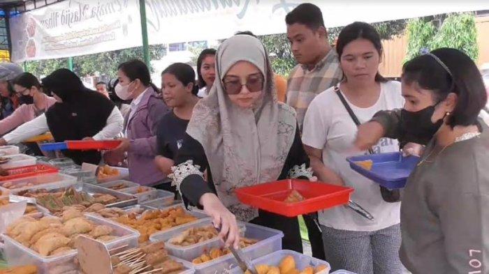 Berburu Takjil di Masjid Ilham Siantar, Pedagang Sebut Ragam Jajanan Selalu Ludes Diserbu Pembeli
