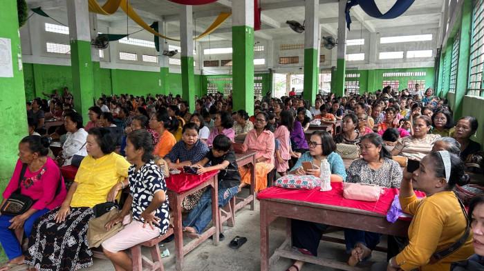Masyarakat Parna menghadiri dan mendengarkan rapidin