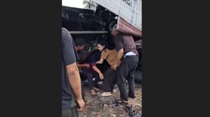 Masyarakat membantu mengevakuasi penumpang bus yang terguling di Jalinsum Air Batu, Kabupaten Asahan, Senin (29/6/2026).