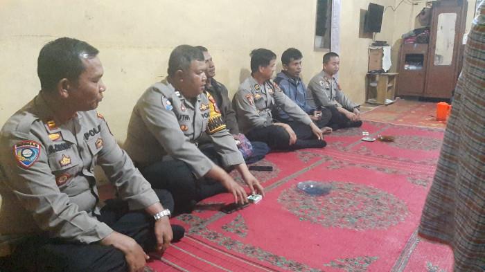 Memastikan dialog berlangsung aman dan membantu