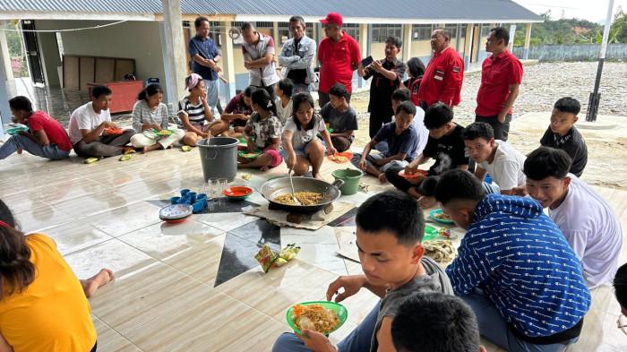 Memastikan kondisi para pelajar pengungsi asal Pagar Lambung