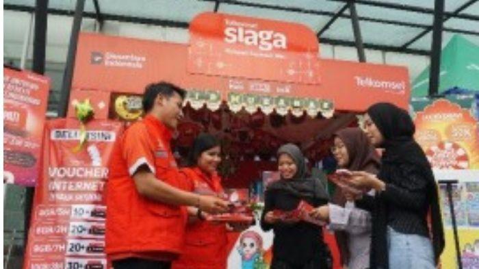 Memasuki periode mudik lebaran, Telkomsel menghadirkan Posko SIAGA layanan yang
beroperasi mulai tanggal 13 – 30 Maret 2026 di Terminal Amplas, Medan. Posko SIAGA ini
memberikan beragam layanan untuk pelanggan, seperti aktivasi dan isi ulang produk
Telkomsel, migrasi kartu SIM/eSIM, bantuan layanan MyTelkomsel, serta penukaran
Telkomsel POIN.