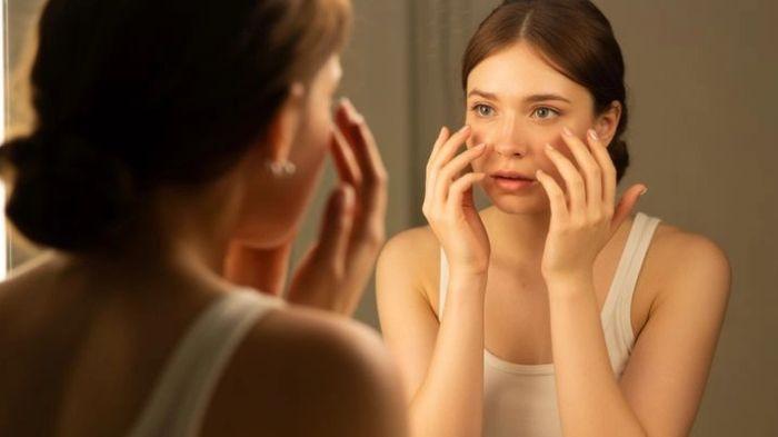 Menggunakan Micellar Water atau Cleansing Oil Untuk Menghancurkan Sisa Riasan dan Tabir Surya.