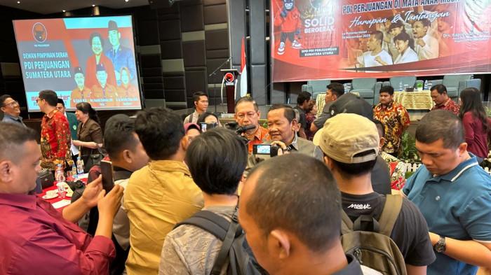 Menjawab pertanyaan wartawan usai membuka Dialog Publik di Medan.