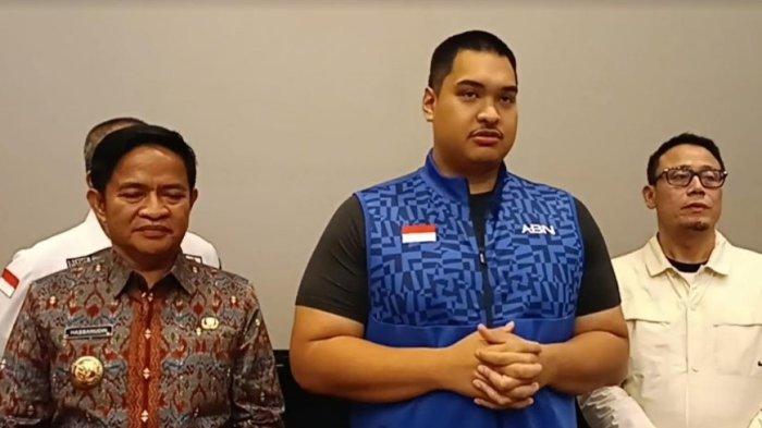 Menteri Pemuda dan Olahraga (Menpora), Dito Ariotedjo (tengah), bersama Penjabat (Pj) Gubernur Sumatra Utara, Hassanudin ketika diwawancarai awak media di Aula Hotel Santika Dyandra, Kota Medan, Jumat (17/5/2024).  Mereka menyampaikan bahwa penyelenggaraan PON 2024 berjalan sesuai rencana.