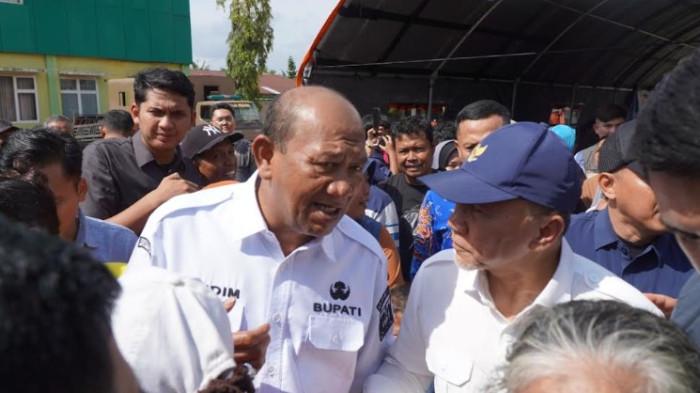 BANJIR DI LANGKAT - Ratusan warga Kecamatan Tanjung Pura, Kabupaten Langkat, Sumatera Utara, menyambut hangat kedatangan Menteri Koordinator Bidang Pangan Republik Indonesia, Zulkifli Hasan, yang didampingi langsung Bupati Langkat H. Syah Afandin, SH, saat meninjau dampak bencana banjir di Kabupaten Langkat, Jumat (12/12/2025).