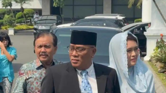Menteri Lingkungan Hidup, Jumhur Hidayat tiba di Istana Negara, Jakarta Pusat, pada Senin (27/4/2026). Jumhur yang juga Ketua Umum Konfederasi Serikat Pekerja Seluruh Indonesia (KSPSI) telah dilantik jadi menteri oleh Presiden Prabowo Subianto