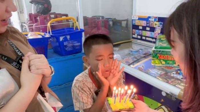  Merayakan Ulang Tahun Farhan