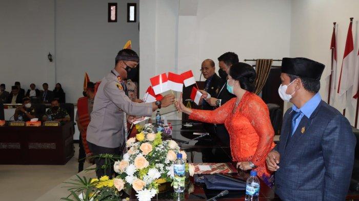 Paripurna, Kapolres Samosir 'Membingkai' Bupati dan Ketua DPRD Samosir Dalam Semangat Merah Putih