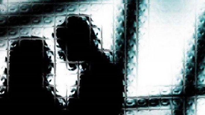 Tak Tau Malu ! Anak Pergoki Ibu dan Kakeknya Selingkuh di Toilet Wanita, Keduanya Keciduk Lagi Asik