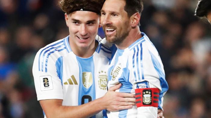 MESSI CETAK GOL - Kapten Timnas Argentina. Lionel Messi (kanan) selebrasi bersama Jualian Alvarez usai cetak gol ke gawang Venezuela. Timnas Argentina menjamu Timnas Venezuela di Estadio Monumental, Buenos Aires, pada matchday 17 Kualifikasi Piala Dunia 2026 zona CONMEBOL, Jumat (5/9/2025) pagi WIB.