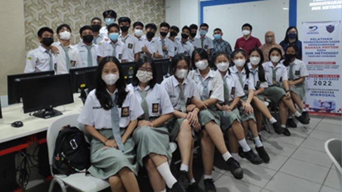 Mikroskil Beri Pelatihan Pemrograman Dasar Menggunakan Bahasa Python pada SMK Methodist Tj. Morawa