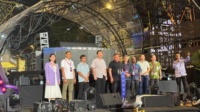 PEMBUKAAN FESTIVAL- Minister of Tourism, Arts and Culture Malaysia, YB Dato’ Sri Tiong King Sing bersama tamu undangan membuka Rain Rave Water Music Festival (RRWMF) 2026 di kawasan Bukit Bintang, Kuala Lumpur, Kamis (30/4/2026). Festival musik air perdana ini berlangsung selama tiga hari dan terbuka gratis untuk masyarakat.