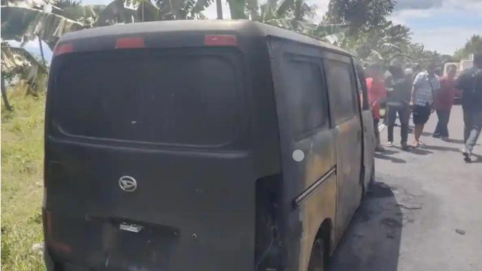 MOBIL TERBAKAR - Minibus logistik Daihatsu Granmax digunakan membawa uang tunai hangus terbakar di Desa Bala, Kecamatan Balanipa, Kabupaten Polewali Mandar (Polman), Sulawesi Barat (Sulbar), Kamis (12/11/2025). Uang senilai Rp1 M dilaporkan terbakar.
