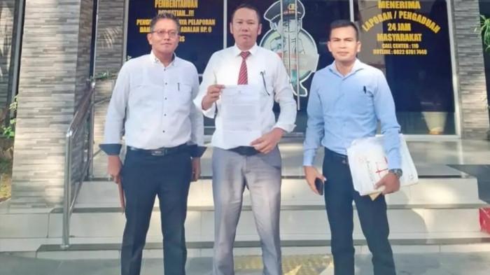 DUGAAN PENIPUAN - Momen Esron Silaban, dan tim kuasa hukum pasien RS swasta melapor dugaan penipuan ke ke Polda Sumut, Selasa (30/6/2026) lalu. Mereka melaporkan dokter dan juga rumah sakit, soal biaya operasi pasien yang diduga ditanggung BPJS Kesehatan, tapi tetap dibayar pasien.