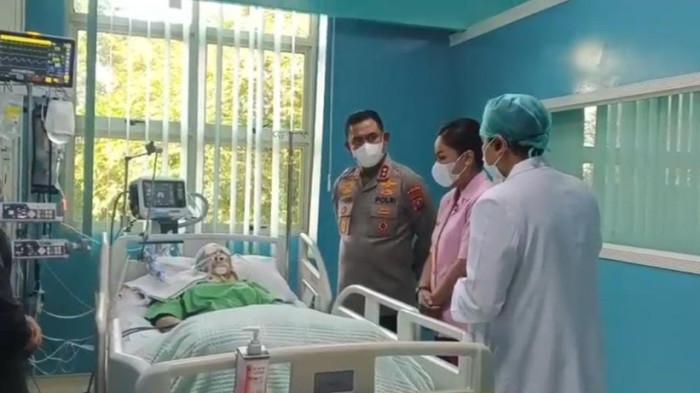 KORBAN DIJENGUK KAPOLDA - Kapolda Sumut Irjen Whisnu Hermawan Februanto bersama istrinya, menjenguk Elida Delviana Tamin (26) di RS Columbia Asia, Jumat (31/10/2025). Tiga personel yang menabraknya hingga kritis belum disidang kode etik.