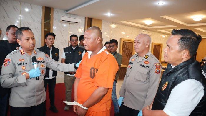 Momen Kapolres Padangsidimpuan AKBP Wira Prayatna menginterogasi Sholat Harahap, mantan kepala desa ditangkap karena korupsi dana desa modus bikin proyek fiktif, Kamis (5/6/2025). Pengakuan tersangka ia korupsi untuk membayar utangnya ke rentenir.