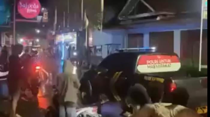 DIKEROYOK - Kapolsek Kaliwungu Kendal AKP Nindya Putra Wahyu Nugroho bersama seorang anggotanya, Brigadir Hendy, yang berniat bubarkan tawuran berujung dikeroyok pemuda.