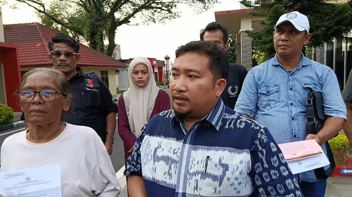 Momen Lince Manalu, dan dua kuasa hukumnya membuat laporan ke Polda Sumut, soal dugaan penganiayaan seorang wartawan bernama Samuel Hutasoit, Jumat (3/7/2036). Samuel yang ditangkap karena kasus pengerusakan, menghalangi petugas saat razia kafe remang-remang di Desa Patumbak I, Kecamatan Patumbak, Kabupaten Deli Serdang.