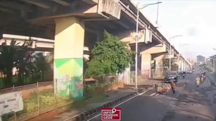 TABRAK LARI - Video yang melibatkan pengemudi mobil Mitsubishi Pajero hitam tabrak seorang pedagang buah menjadi sorotan dan viral di media sosial.