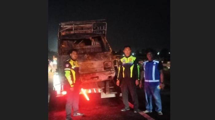 MOBIL TERBAKAR - Momen Personel Patroli Jalan Raya (PJR) Ditlantas Polda Sumut evakuasi mobil Pikap bak terbuka membawa BBM terguling di Tol JMKT KM 40 +500 A, dari arah Medan menuju tebing tinggi, Jumat (26/6/2026). Akibat peristiwa ini 2 orang luka bakar parah.