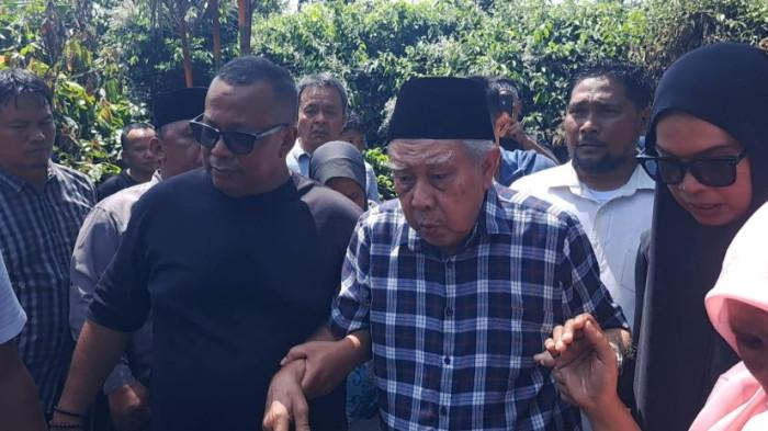 TINGGALKAN RUMAH - Momen dokter Badjora meninggalkan rumah usai Pengadilan Agama Padangsidimpuan melakukan eksekusi lahan yang beralamat di Jalan Kenanga No 8, Padangsidimpuan, Selasa (14/4/2026).