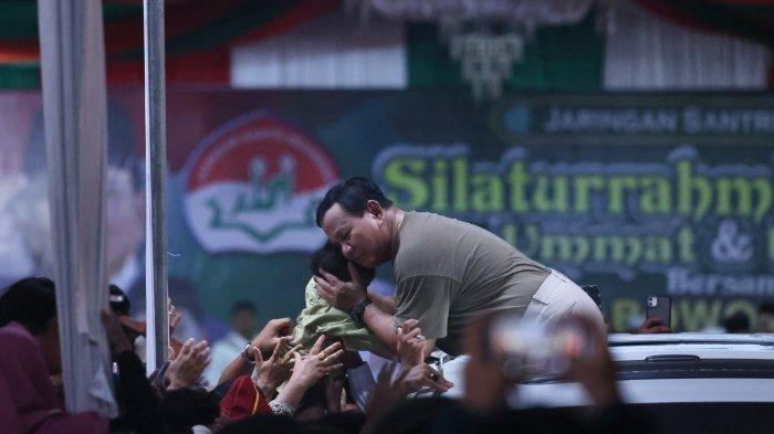 MOMEN Mengharukan, Bocah Laki-Laki Berlari Peluk Prabowo dan Beri Hadiah: Enggak Apa-Apa