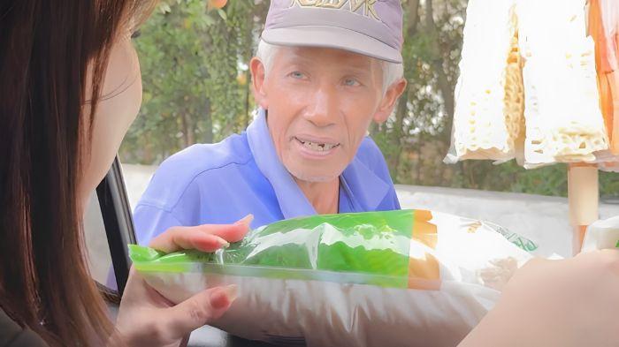 Momen penuh rasa syukur bapak tua renta