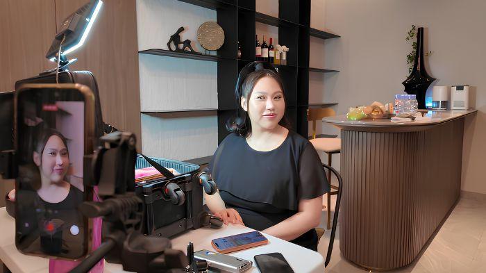 Momen persiapan Jestham di balik layar sebelum memulai sesi live streaming spesial.