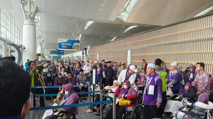 Momen personel Polisi memeriksa 442 jemaah haji asal Indonesia yang pesawatnya mendarat darurat di bandara Kualanamu, usai mendapat teror ancaman bom, Selasa (17/6/2025). Para jemaah dan seluruh kru diinapkan ke hotel tak jauh dari bandara.