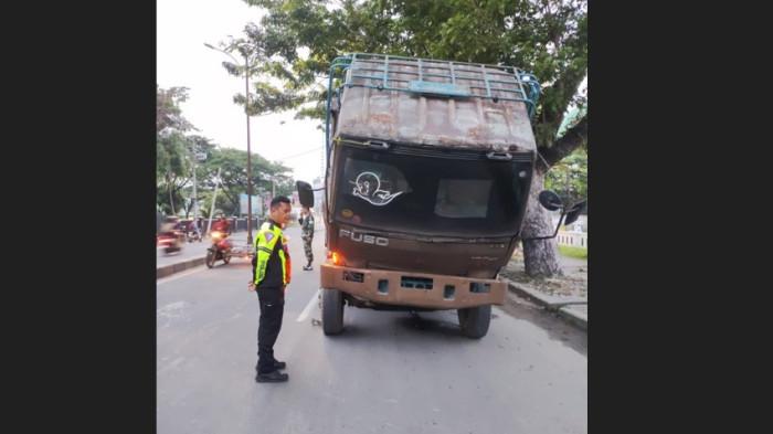LAKALANTAS MAUT - Momen personel Polisi memeriksa kondisi korban kecelakaan lalu lintas di Jalan Gatot Subroto, Medan area depan Kodam I BB, tepatnya depan Balai Veteriner Medan, Kelurahan Lalang, Kecamatan Medan Sunggal, Sabtu (20/6/2026). Satu orang pengendara motor tewas, dan satu lagi luka akibat menabrak bagian belakang truk.