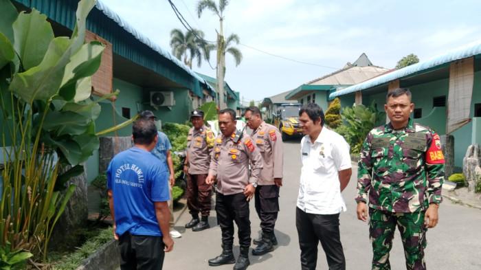 Momen personel Polsek Medan Tuntungan mendatangi hotel tempat seorang pria berinisial DS (54), ditemukan tewas di dalam kamar, Rabu (8/7/2026). Saat ini jenazah diautopsi.