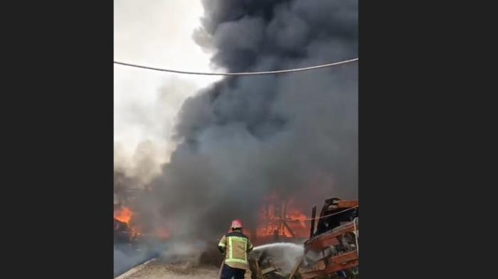 KAPAL TERBAKAR - Momen petugas pemadam kebakaran Kota Medan memadamkan api yang membakar 4 kapal ikan di dermaga Jalan Gabion, Kelurahan Bagan Deli, Kecamatan Medan Belawan, Sabtu (20/6/2026). Meski tidak ada korban jiwa, maupun korban luka, kerugian ditaksir mencapai Rp 10 Miliar.